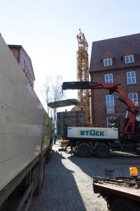 An der Giebelseite des Gebäudes am Obotritenring wird der Kran montiert, Foto: WEMAG/Stephan Rudolph-Kramer