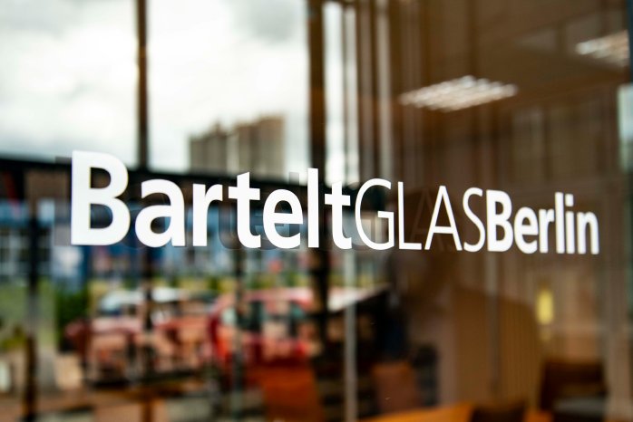 Unternehmensschriftzug-auf-Glastür_BarteltGLASBerlin.jpg