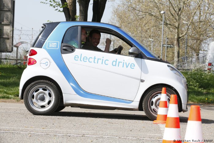 Pressebild_Bremstest-mit-dem-Elektro-Smart-während-der-DRIVE-E-Akademie-2014_(c)BMBF-StephanRauh.jpg
