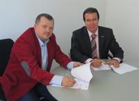 Mateusz Piwowarczyk, Mitgründer von Retail Synergy, und Bertram Salzinger, Vorstandsvorsitzender der inconso AG (v.l.) bei Unterzeichnung der Kooperationsvereinbarung