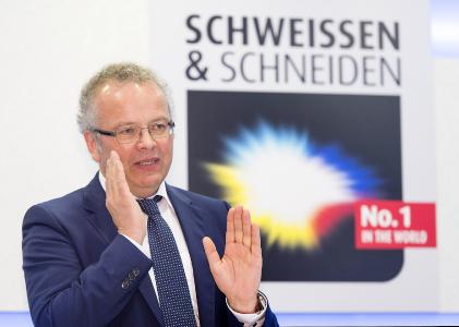 Dr.-Ing. Roland Boecking, Hauptgeschäftsführer des DVS, erläutert die Daten und Fakten aus der Wertschöpfungsstudie 2017 (Quelle: Rainer Schimm/MESSE ESSEN)