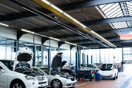 Bild 1: Im Autohaus Bähr in Ludwigshafen wird seit 15 Jahren mit KÜBLER-Infrarotsystemen geheizt – reibungslos und hoch effizient. (Quelle: KÜBLER Energiesparende Hallenheizungen)