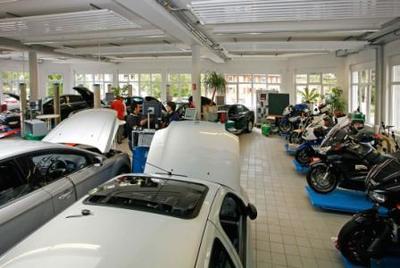 Das Hella Gutmann Trainings Center ist ausgestattet mit mehr als 30 Fahrzeugen und acht Motorrädern und schult jährlich ca. 2.000 Werkstatt-Techniker.