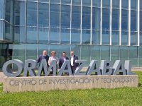 Besuch der Krefelder Delegation im Ormazabal Technologiezentrum
v.l.: Kai Klenovsek, Leiter Region CEE Ormazabal,  Angel Alava Pons, Referent für Wirtschaft und Internationales Krefeld Business, Koldo Atxutegi, Chief Innovation Officer Ormazabal, Eckart Preen, Wirtschaftsdezernent der Stadt Krefeld