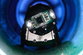 Robust, verlässlich und untrüglich exakt: Ausgestattet mit zwei Laserdioden, sorgt die neue KS 60D Vision von Rausch für maßgenaue Detektion. Deformationen und Schäden lassen sich in ihrer Größe äußerst präzise vermessen