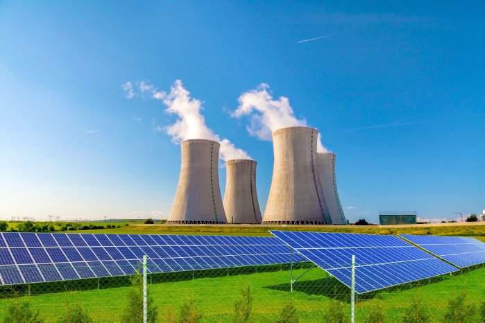 Atomkraftwerk mit Solarkollektoren im Vordergrund_Depositphotos_101466252_XL.jpg