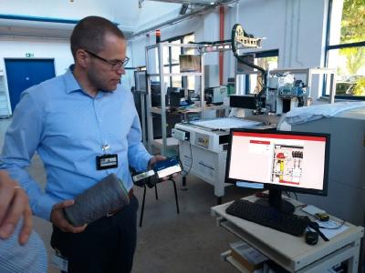 Mit RFID-basierter Spulen-Erkennung wird die Maschine erst zur Produktion freigegeben, wenn alle Spulen am richtigen Platz aufgesteckt sind / Foto: STFI