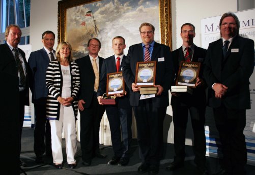 23.08.2013 Preisträger des Maritimen Sommertrefffs 2013, in der Mitte mit Urkunde v.l. Thie.JPG