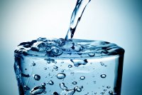 ProMinent bietet Wasseraufbereitungslösungen für die Getränkeindustrie / Bild: AdobeStock