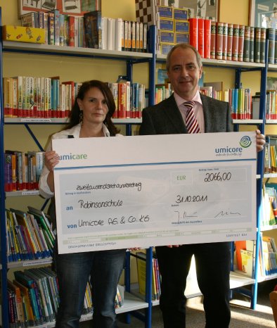Umicore-SpendeanRobinsonschule_Scheckübergabe.JPG