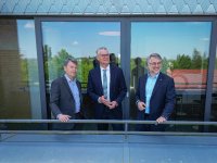 V.l.: Caspar Baumgart, kaufmännischer Vorstand der WEMAG, Dr. Constantin Alsheimer, Vorstandsvorsitzender der Thüga, und Thomas Murche, technischer Vorstand der WEMAG, stellen die Unternehmensbilanz 2023 der WEMAG-Gruppe vor.