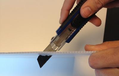 Multi Board Kunststoff-Platten sind leicht mit einem Cuttermesser zuzuschneiden, auch Eckenbildungen sind möglich, wenn nur eine Außenseite angeschnitten wird.