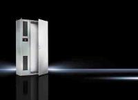 Das vertikale, seitliche Konzept ist eine schmale Einschublösung eines Blue e+ Kühlgerätes mit 2,5 KW Kühlleistung für Einzelschränke oder Schrankreihen zur ein- oder beidseitigen Kühlung