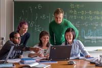 Junge Ingenieur/innen der TU Ilmenau bei der Diskussion (© TU Ilmenau)