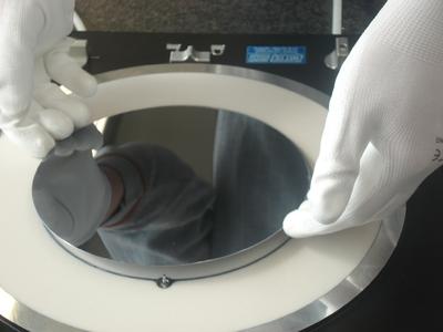 Mounting a wafer with the help of removable stop pins