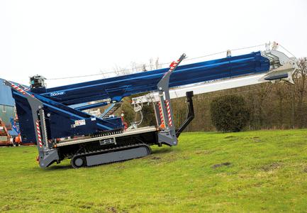 Auch auf weichen Rasenflächen sorgt das Raupenfahrgestell des RK 36/2400 für eine sichere Traktion und Bodenhaftung / Foto: Böcker Maschinenwerke, Werne