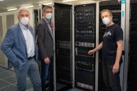 Prof. Horst-Michael Groß, Leiter des Fachgebiets Neuroinformatik und Kognitive Robotik, Präsident Prof. Kai-Uwe Sattler und Hennig Schwanbeck, zuständig für Wissenschaftliches Rechnen am Universitätsrechenzentrum der TU Ilmenau, begutachten das neue GPU Cluster der Universität