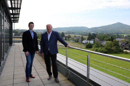 Prokurist, Christopher Wilke, und Rüdiger Jakob, Geschäftsführer, am Unternehmensstandort von BINSERV in Königswinter