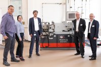 Technikumsleiter Kersten Kurda, Gruppenleiterin Compoundieren und Extrudieren Hatice Malatyali und Bereichsleiter Johannes Rudloff nehmen den neuen Ringextruders von Michael Erdmann und Joerg Mayer-Lutz von der Extricom Extrusion GmbH entgegen (v.l.n.r.)  / Foto: Luca Hoffmannbeck, SKZ)