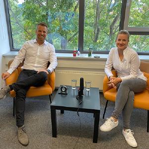 Andreas Fritz von REIFF und Natalie Hibst von Henkel beantworten Fragen rund um die Welt der Klebetechnik.
