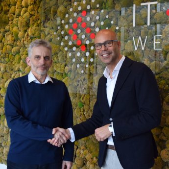 Sven-Ove Wähling (links) übergibt die Geschäftsführung an Sabri Boughattas (rechts). Netzlink In.png
