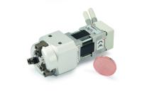 Die kompakten Kraftpakete von SMC fördern, positionieren, schieben, heben und greifen auf engstem Raum. Mit nur einem einzigen Controller der Serie JXC lässt sich die reibungslose Kommunikation mit übergelagerten Systemen über Profinet® oder EtherCat herstellen