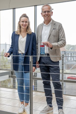 Ann-Katrin und Ralph Weidling mit der Auszeichnung als Top Arbeitgeber 2023.jpg