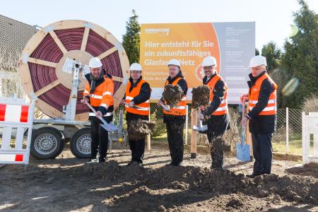 Martin Retzlaff, Geschäftsführer der WEMACOM Breitband GmbH, MdB Frank Junge, Christian Pegel, Minister für Energie, Infrastruktur und Digitalisierung, WEMAG-Vorstand Thomas Murche und Wolfgang Schmülling, 1. Stellvertreter des Landrates des Landkreises Ludwigslust-Parchim (v.l.), haben in Neuburg, Gemeinde Siggelkow, den symbolischen Spatenstich für den Breitbandausbau durchgeführt / Foto: WEMAG/Stephan Rudolph-Kramer