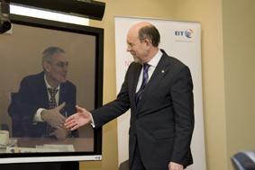 Niedersächsischer Wirtschaftsminister Walter Hirche bei BT Germany auf der CeBIT