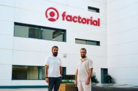 Foto: CEOs und Mitgründer Jordi Romero und Bernat Farrero vor dem neuen Büro in Barcelona