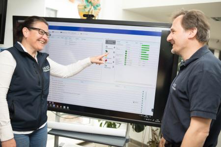Beate Volkmann ist als Vorstand auch für Kundenbetreuung verantwortlich und lässt sich vom Software-Entwickler Jens-Uwe Wirth die automatisierte Disposition erklären.