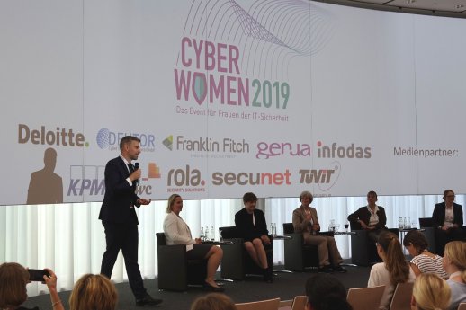 Cyberwomen 2019 Panel mit Alexander Schellong.jpg