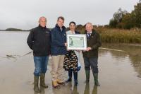 LAV-Präsident Prof. Dr. Karl-Heinz Brillowski, WEMAG-Vorstand Caspar Baumgart, die 1. Fischerkönigin des Landes Mecklenburg-Vorpommern, Jeannette Dehmel, und Landwirtschaftsminister Dr. Till Backhaus (v.l.) bei der Übergabe der WEMAG-Aalaktie, Foto: WEMAG/Stephan Rudolph-Kramer