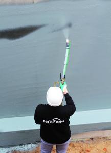 Das neue MB 2K ist besonders wirtschaftlich, denn es lässt sich schlämmen, spachteln und spitzen / Bildquelle: Remmers, Löningen