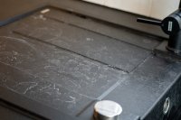 Kalk setzt sich nicht nur an sichtbaren Bereichen wie Armaturen oder Duschwänden fest. Auch in Wasserleitungen, Waschmaschinen, Spülmaschinen etc. kann er zum Problem werden.


