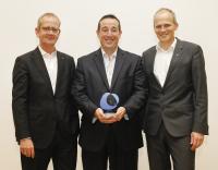 Dr. Christoph Schlünken (li.), ALTANA Vorstandsmitglied, und Dr. Christian Przybyla (re.), Chief Technology Officer von ELANTAS, freuen sich mit Thomas Murray, der den Preis stellvertretend für seine Kollegen Dave Vines, Renato Yutuc und Joe Perdue entgegennimmt, über den ALTANA Innovation Award 2016