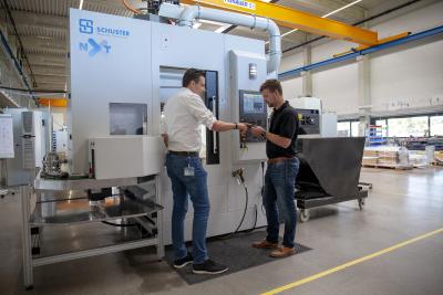Erfolgreiches Werkzeugkonzept für die Schuster nxt. Steffen Baur, Leiter Technical Management bei CERATIZIT (li.) und Matthis Rühle, Head of Sales bei der Schuster Maschinenbau GmbH, sprechen über die eingesetzten Werkzeuglösungen