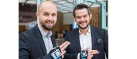 © Peter Kees - Erster Platz beim Innovationspreis des Landkreises Ebersberg 2020: Andreas Funkenhauser (links) und Florian Ruhland, die mit ihren Handrückenscannern die Logistik-Branche revolutionieren wollen.