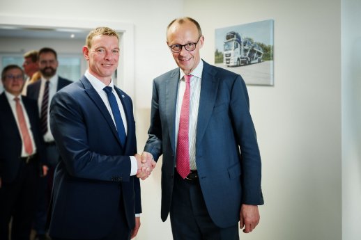 BGL-Vorstandssprecher Prof. Dr. Dirk Engelhardt und Bundeskanzler Friedrich Merz bei der Akkerma.jpg