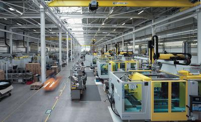 LKH Maschinenpark.jpg: LKH verfügt in Heiligenroth-Montabaur über einen hochmodernen Maschinenpark auf einer Fertigungsfläche von 6.000 qm und ein neues Logistikzentrum mit 3.000 qm Fläche sowie 3.200 Lagerplätzen