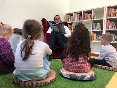 Louis Coenen, zweiter Geschäftsführer bei Piening Personal, begeistert die Kinder aus der DRK Kita Abenteuerland mit den spannenden Geschichten rund um die Erkundung der Umwelt.