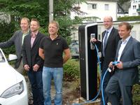 Christopher Mennekes (rechts) mit dem Beigeordneten der Gemeinde Kirchhundem Tobias Middelhoff (2.v.rechts) und Frank Vollmer vom Gebäudemanagement sowie den Ingenieuren Markus Nolte (Firma Mennekes) und ganz links Elmar Koch (Firma Tracto-Technik)