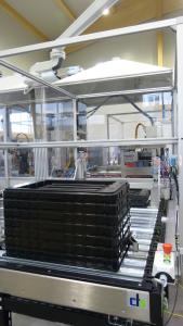 Die cts Stacker/Destacker Unit entstapelt, vereinzelt und stapelt Trays unterschiedlicher Größen vollautomatisch / Bildquelle: cts