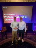 Frederik Grieshaber (Team Lead GitLab Solutions) und Tobias Knierim (Managing Director cc cloud) nehmen den Award entgegen.
