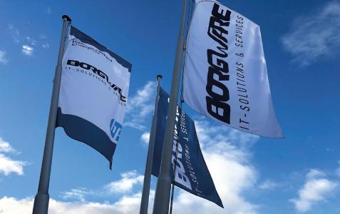 Wehende Fahnen vorm BORGWARE Gebäude