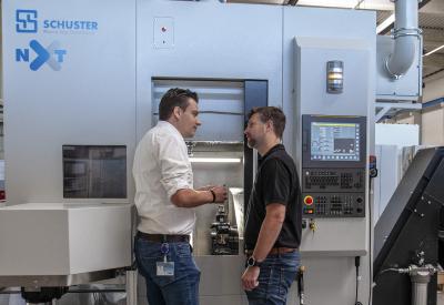 Erfolgreiches Werkzeugkonzept für die Schuster nxt. Steffen Baur, Leiter Technical Management bei CERATIZIT (li.) und Matthis Rühle, Head of Sales bei der Schuster Maschinenbau GmbH, sprechen über die eingesetzten Werkzeuglösungen