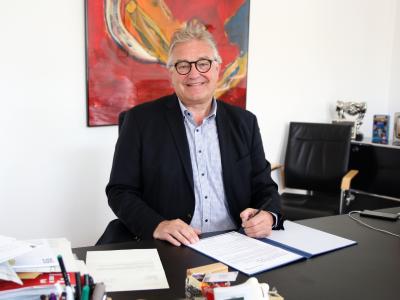 Regionspräsident Hauke Jagau unterzeichnet die Charta der Vielfalt. Foto: Region Hannover / Westphal