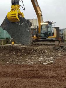 MG 1500 moving demolition waste