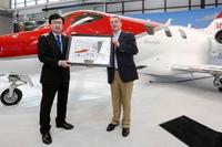 Michimasa Fujino und Johannes Graf von Schaesberg bei der Übergabe des ersten HondaJet 