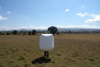 Mobile Energie Der Biogas-Rucksack beim Transport-Einsatz.jpg